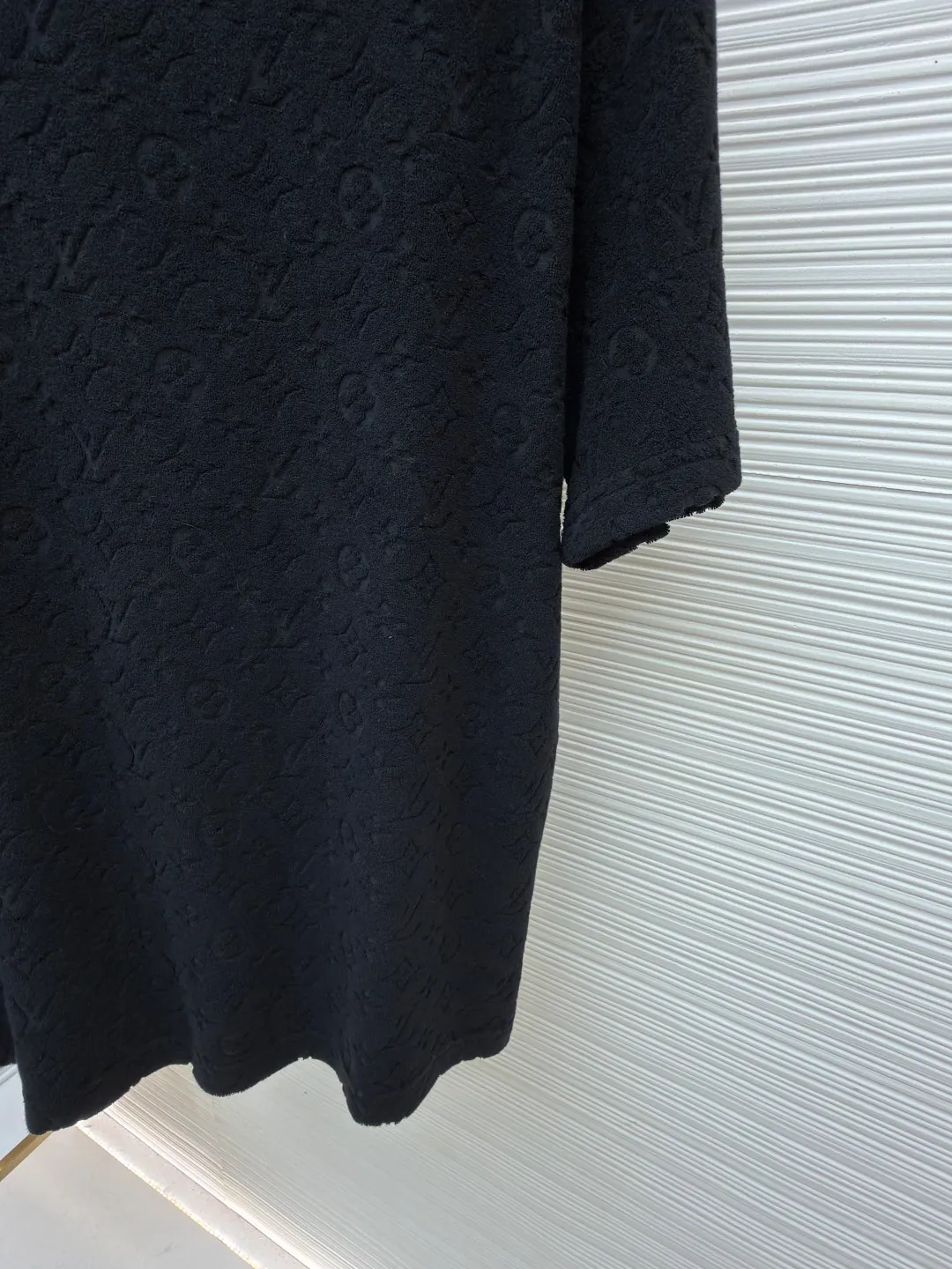 LOUIS VUITTON embossed terry short sleeves ●Original version: Purchased and developed at 9350 ●Item number: 1682412-A00 ●Fabric: terry luxury terry fabric ●Technology: embossed jacquard production ●Color: black ●Version: Fitted version ●Weight: about 345 grams ●Size: S-M-L-XL ●Description: Customized soft cotton blended terry luxury terry fabric with clear texture Plump and lazy, comfortable and close to the skin, with navy blue as the main tone, as calm and profound as the deep sea, the full-width Monogram embossing makes a stunning appearance. It is a gorgeous bloom of Louis Vuitton's classic elements. It is fully recognizable and interprets unparalleled fashion style. The suit is worn for worry-free wear. Three-dimensional relief jacquard technique uses a high-density electronic jacquard machine to achieve the Monogram three-dimensional effect through the "positive and negative layer weaving method". Apply heat pressure to the fabric locally using a customized mold to hot-melt the fibers in specific areas. The permanent embossed contour infrared positioning cutting machine achieves precise positioning of materials through infrared emitters and infrared receivers. The accuracy can reach the micron level, thereby meeting the effect of Monogram alignment and high-precision cutting. The fabrics have been washed and have a better hand feel and texture. They are not easy to deform, shrink or fade, and maintain long-term beauty. The overall wiring is straight and delicate, the fabric is comfortable and soft, and the color is consistent without color difference. It can be matched with the same style to create a fashionable look and control various occasions. Customized accessories, complete with three standards, same style for men and women!